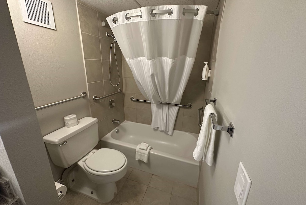 Room, 2 Double Beds, Mobility Accessible, Non Smoking (Bathtub w/ Grab Bars)