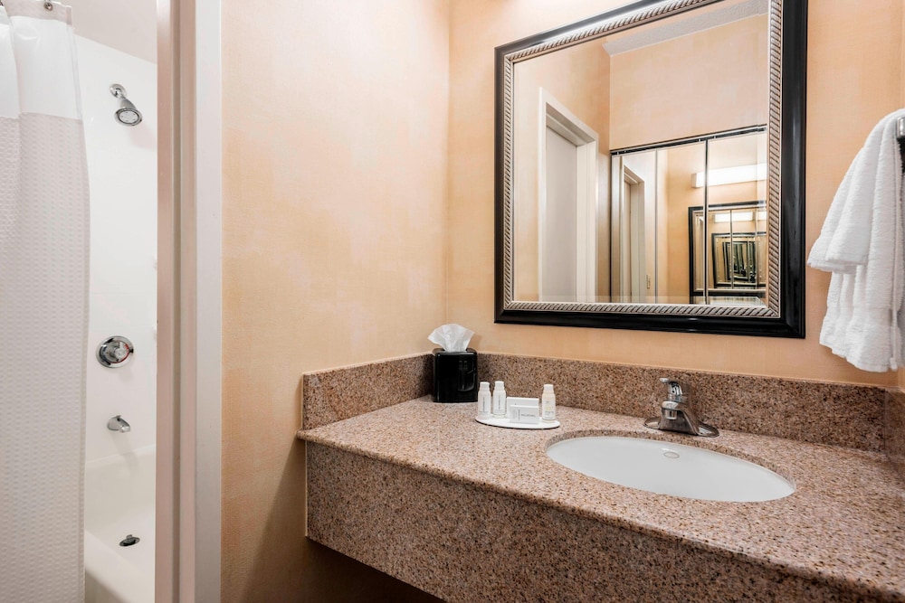 Room, 2 Queen Beds (Mobility Accessible, Tub) - Photo 2