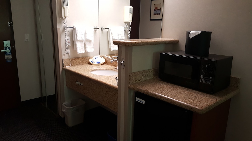 Standard Room, 2 Queen Beds, Non Smoking, Refrigerator & Microwave photo 2