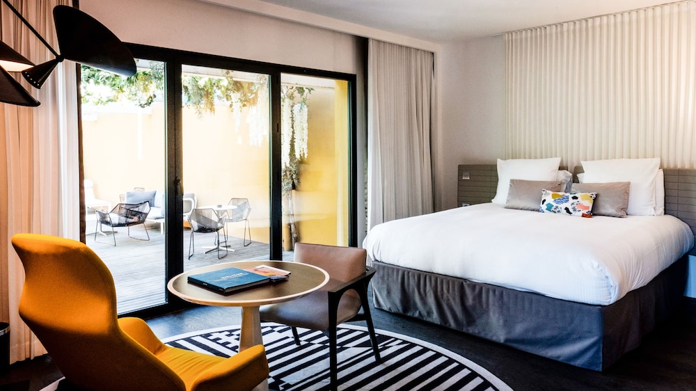 Executive Room, 1 Queen Bed (private outdoor terrace. Paris view) photo 2