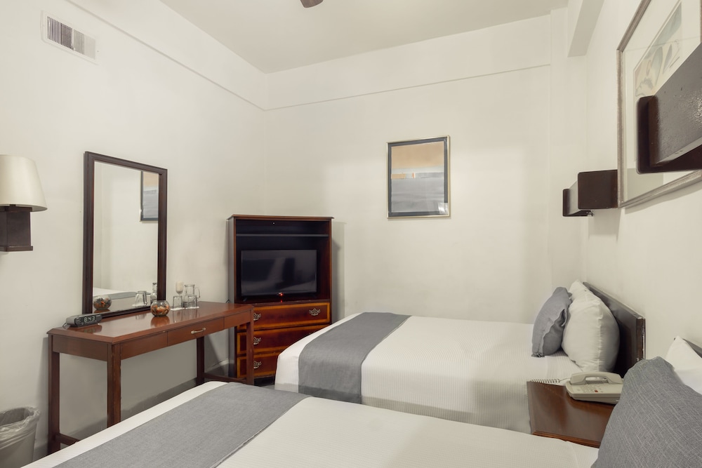 Standard Room, 2 Double Beds - Photo 6