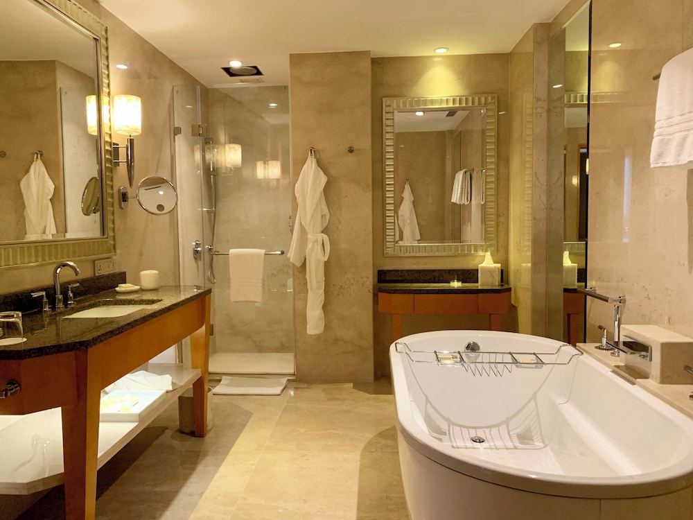 Executive Suite, 1 King Bed - Photo 2