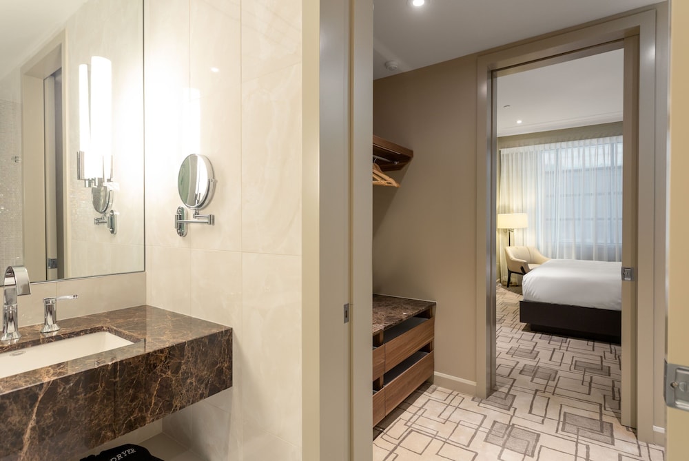 Royal Suite, 1 King Bed thumbnail 6