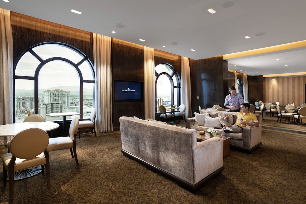 Newly Remodeled Luxury Two Queen Suite with Prestige Club Lounge Access - Photo 6
