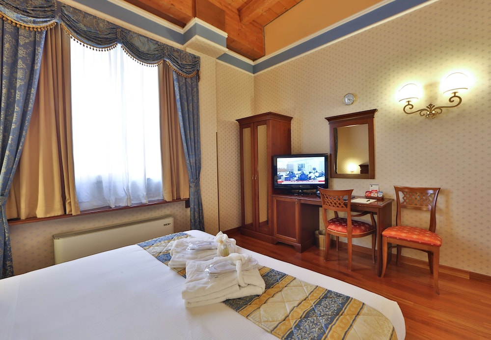 Suite, 1 King Bed - Photo 4