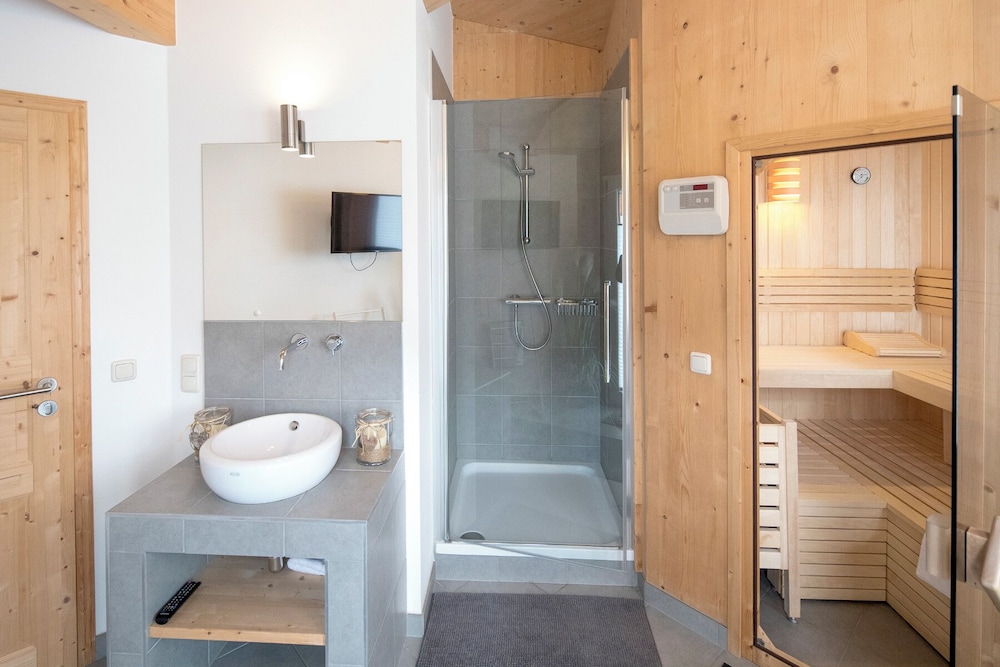 Chalet # 16  mit 4 Schlafzimmern, Sauna & Whirlpool