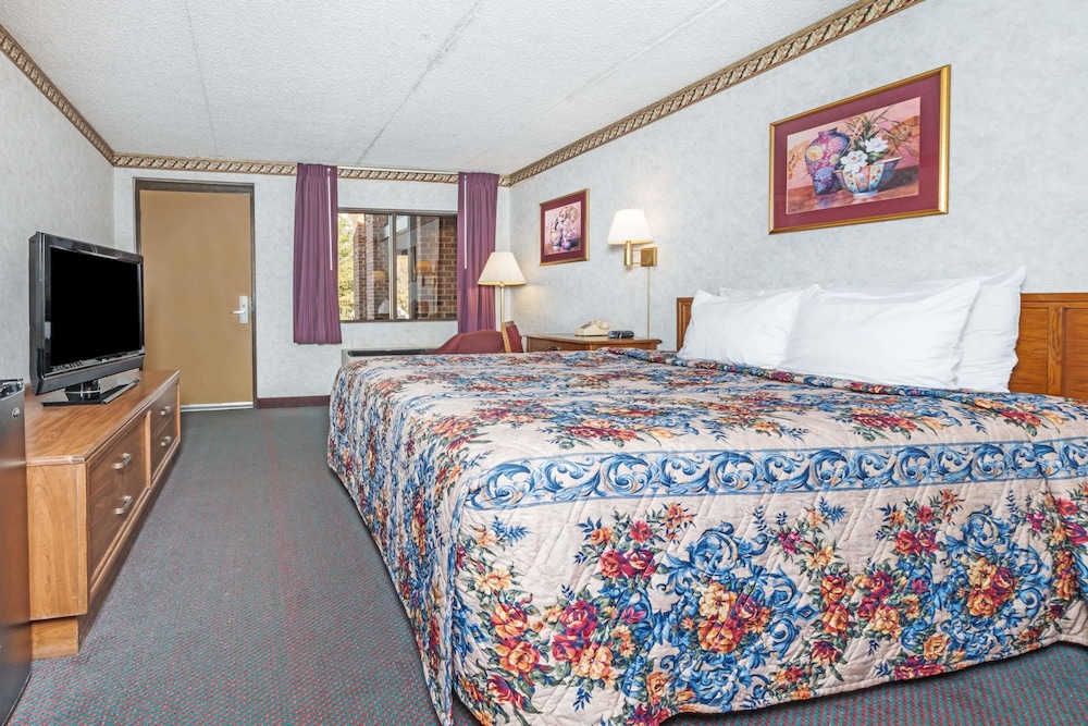 Room, 1 King Bed, Accessible, Non Smoking - Photo 4