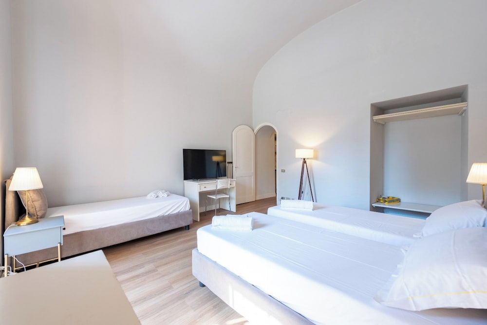 Family Apartment, Multiple Bedrooms (Nobel - Historic Center) photo 3