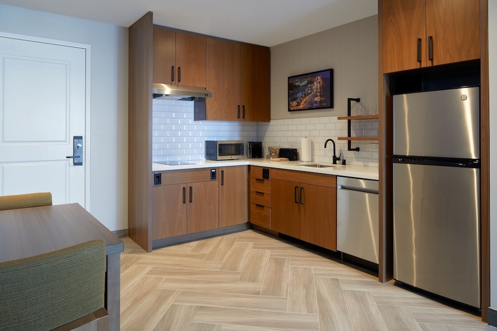 Studio, 1 King Bed with Sofa bed, City View (Mobility Accessible, Roll-In Shower) - Photo 4