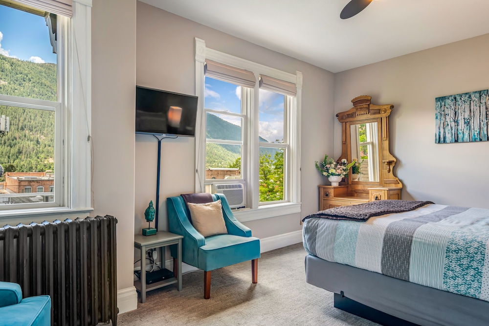 Standard Room, 1 Queen Bed, Mountain View (Private detached bathroom)