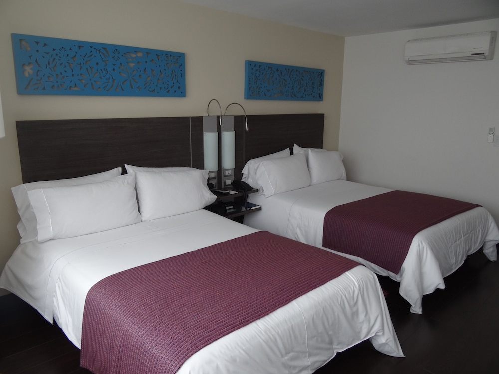 Standard Room, 2 Queen Beds photo 1