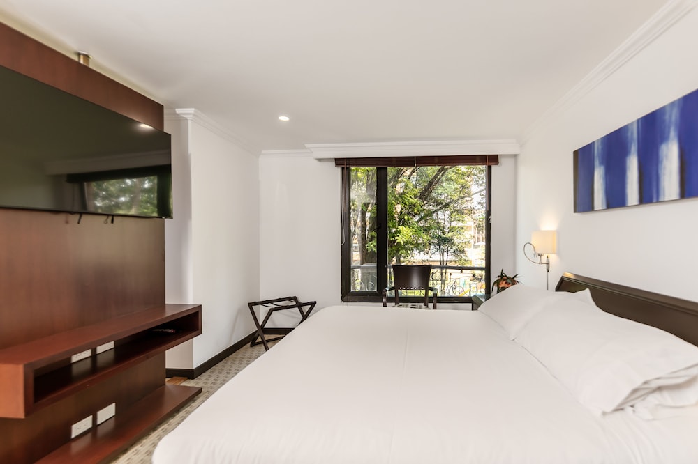 Executive Studio Suite, 1 King Bed, Kitchen - Photo 1