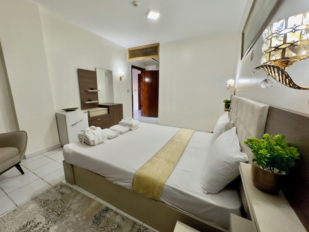 Executive Suite, 1 Queen Bed with Sofa bed photo 2
