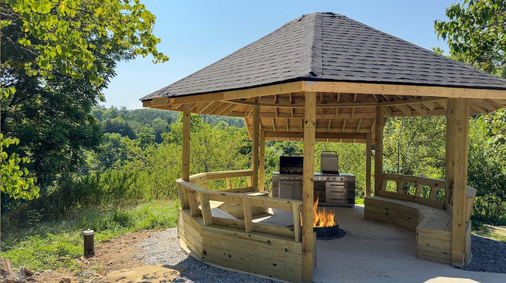 Gandalf s Getaway Indoor Pool Theater Arcade Firepit Book Now, Photo 16