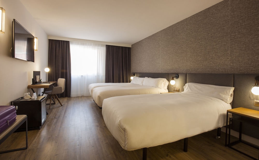 Deluxe Triple Room, City View photo 3