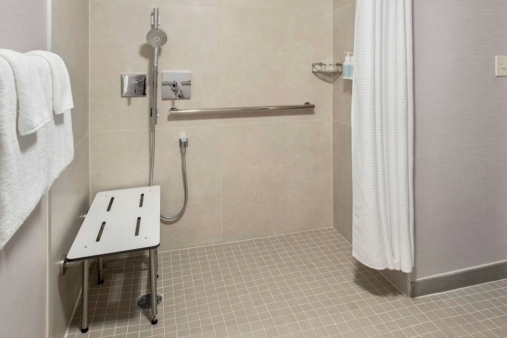 Executive Room, 1 King Bed (Mobility/Hearing Access, Roll-in Shwr) photo 1