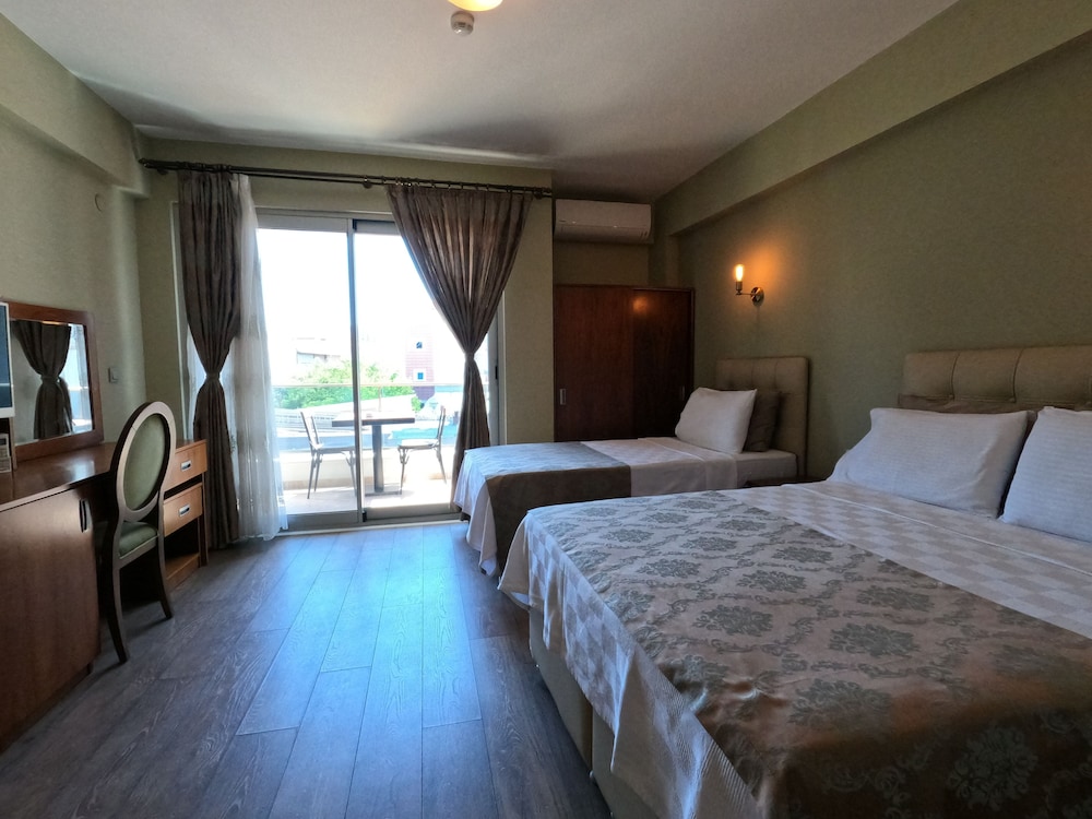 Deluxe Triple Room, Partial Sea View photo 1