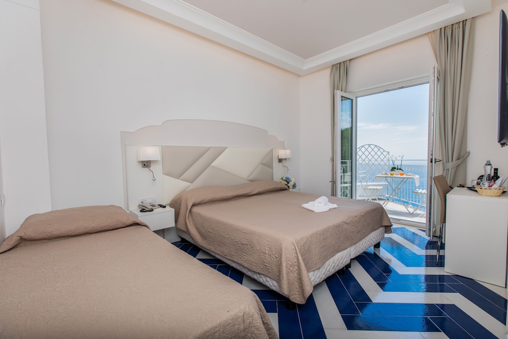 Deluxe Triple Room, Sea View photo 3