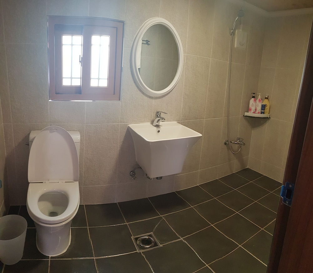 Room (# 4) photo 3