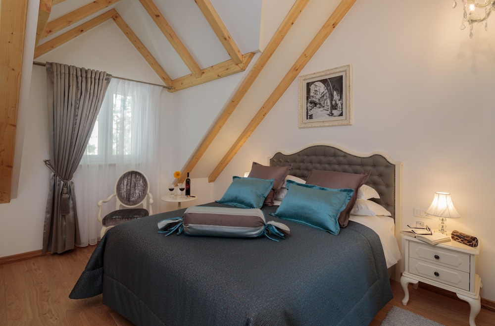 Luxury Double Room, Attic (401) photo 1