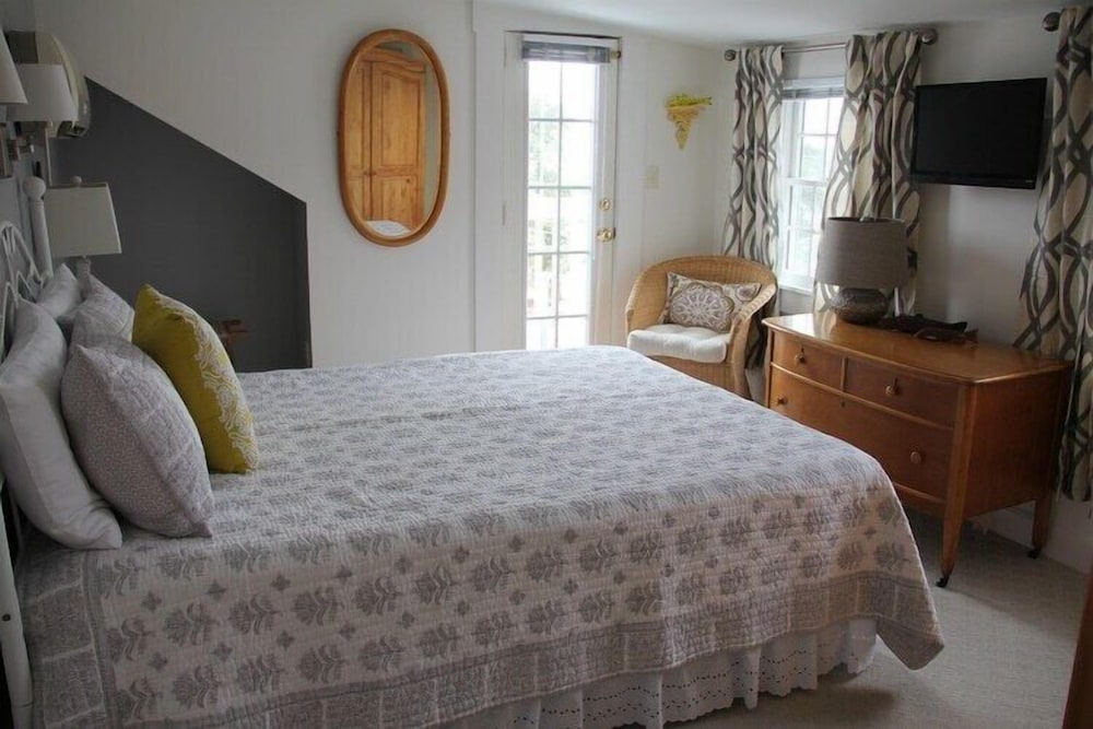 Queen Room: Balcony & Ocean View: 302 photo 1