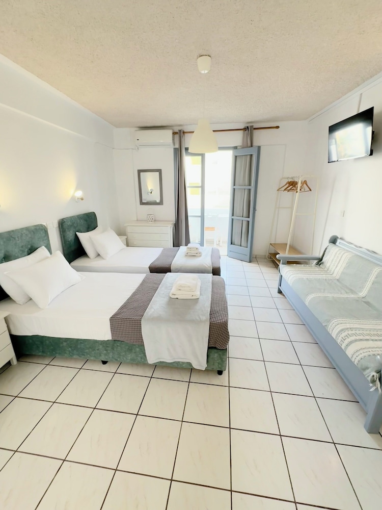 Standard Studio, 1 Double or 2 Twin Beds, Partial Sea View - Photo 1