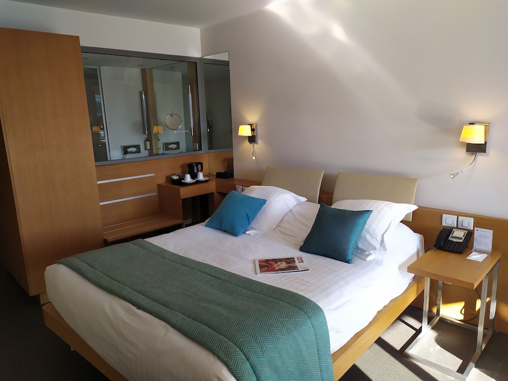 Deluxe Room, 1 Queen Bed, Non Smoking, Sea View - Photo 2