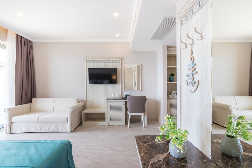 Junior Suite, Partial Sea View photo 3