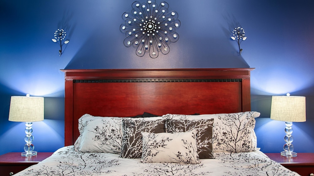 Honeymoon Room, 1 King Bed, Refrigerator & Microwave photo 1