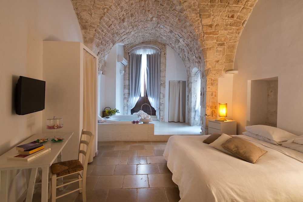 Deluxe Suite (With Spa Bath) - Photo 4