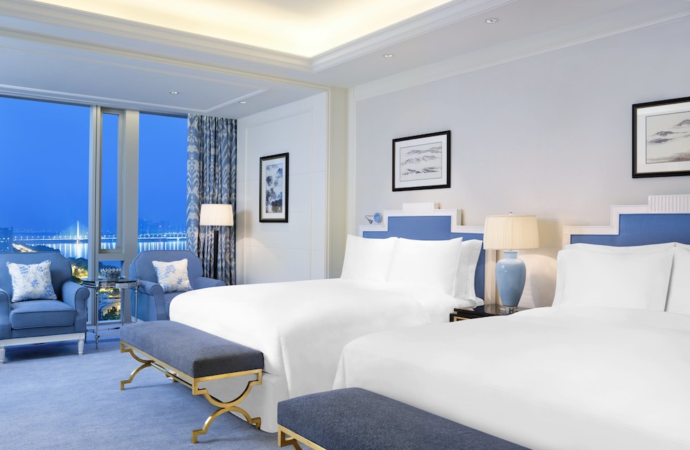 Junior Suite, 1 Bedroom, River View photo 3