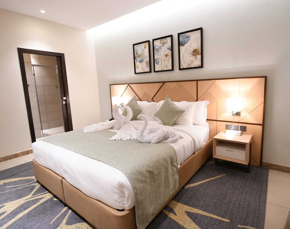 Executive Suite, City View - Photo 2