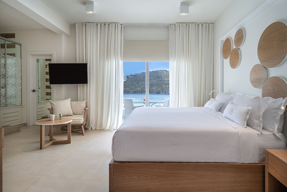 Sunshine Junior Suite with Outdoor Hot Tub, Sea View - Photo 2