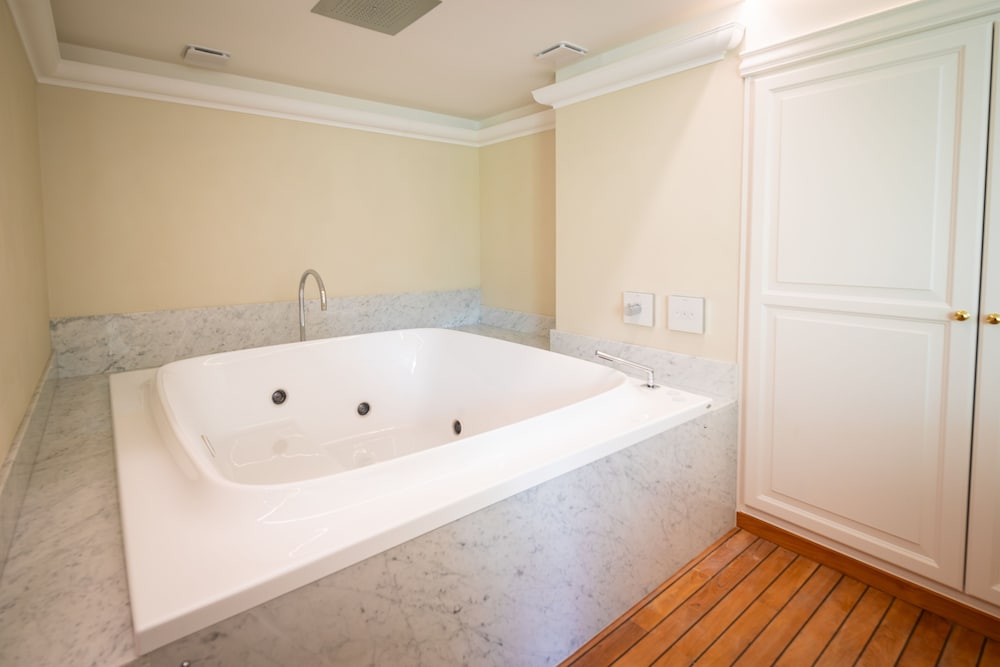 Suite, Jetted Tub photo 2