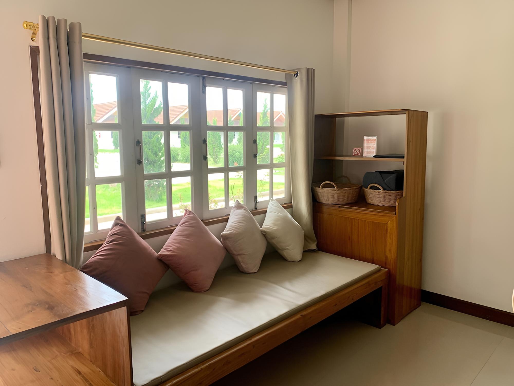Deluxe Room, Multiple Beds - Photo 11