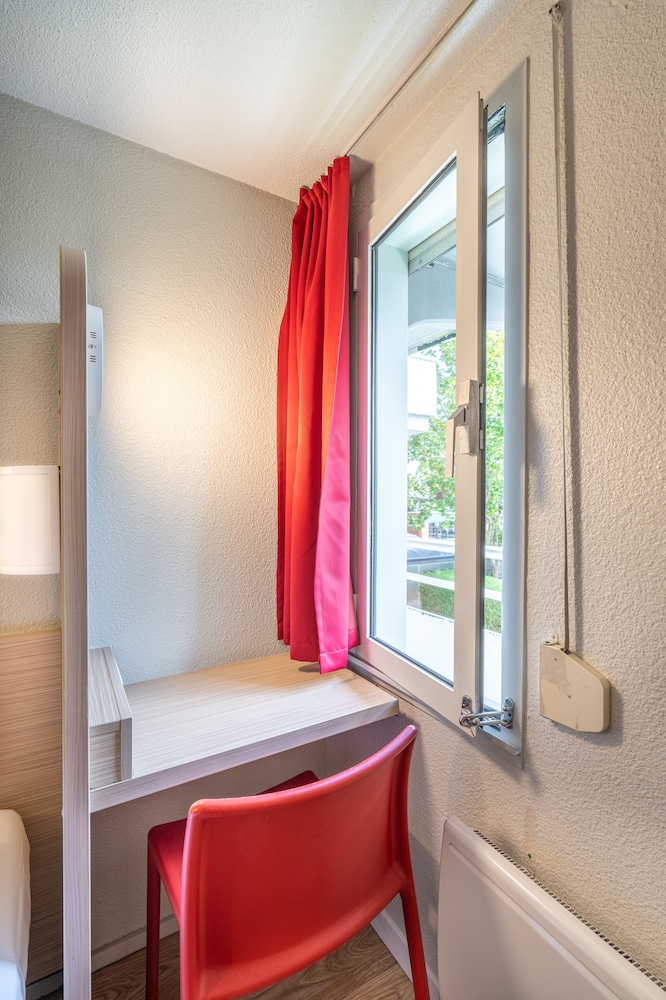 Standard Room, Multiple Beds (1 Double and 1 Single bed) - Photo 4