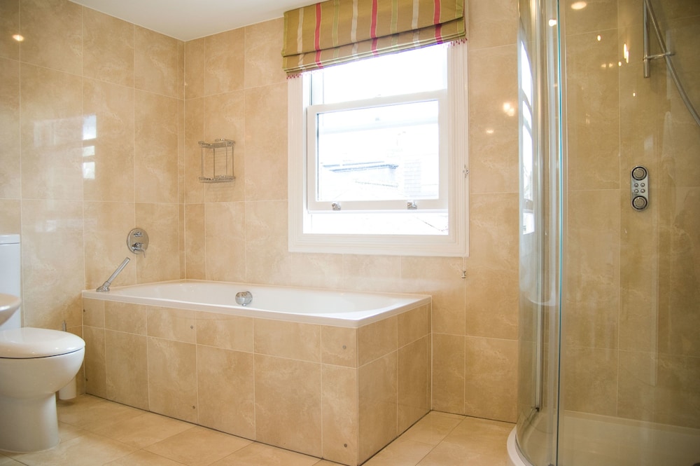 Triple Room, Ensuite (Separate Bath & Shower) photo 3