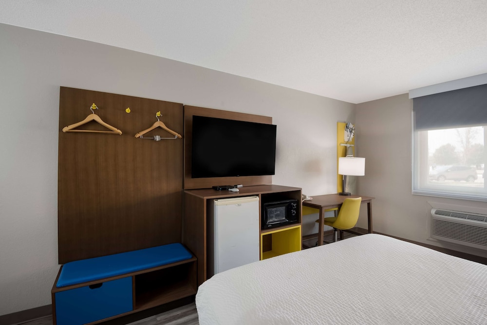 Standard Room, 1 Queen Bed - Photo 6