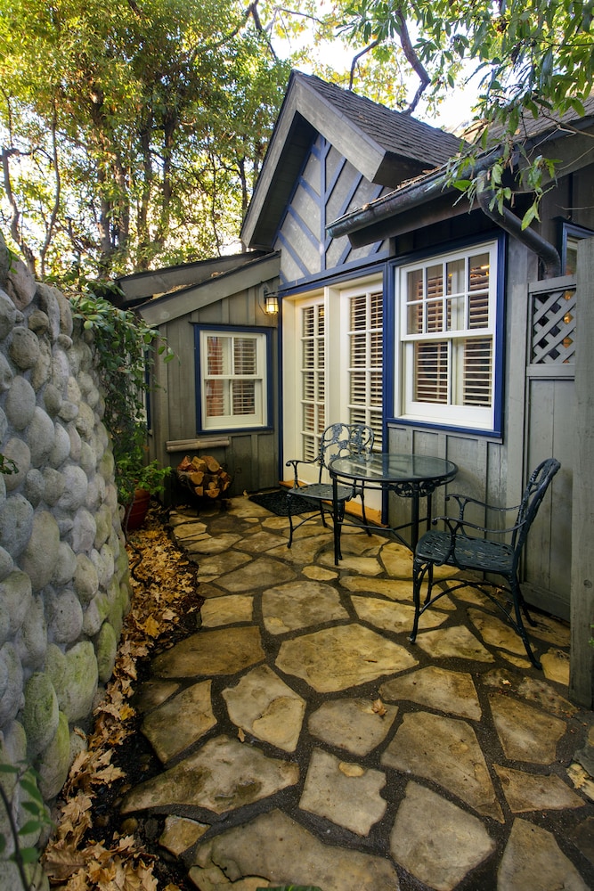Luxury Cottage, 1 Queen Bed, Jetted Tub, Fireplace (Abbeywood Cottage) photo 3