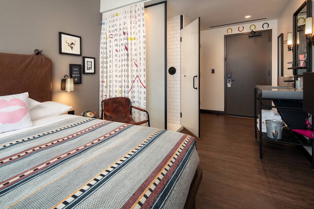 Room, 1 Queen Bed, Courtyard View (Hearing Accessible) - Photo 3