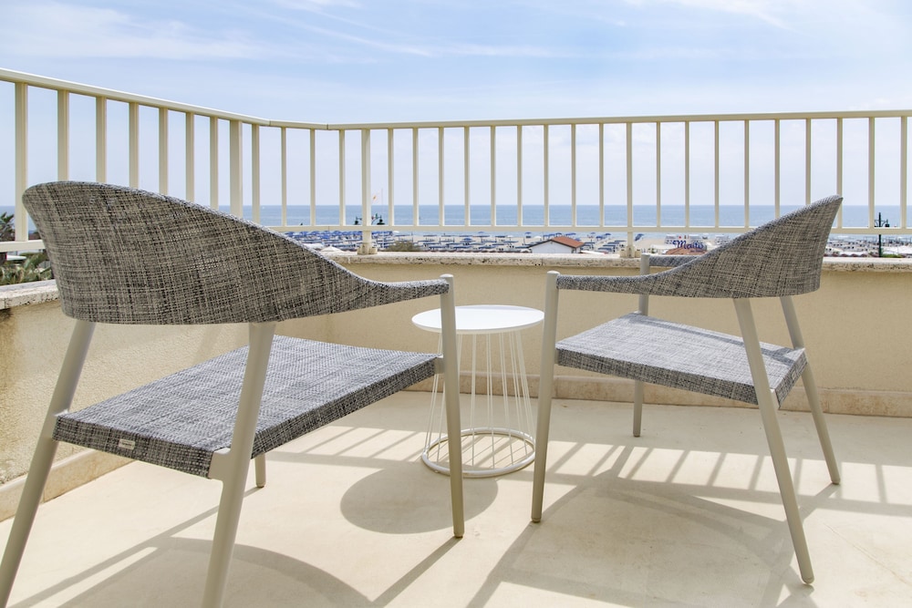 Junior Studio Suite, Sea Facing photo 2