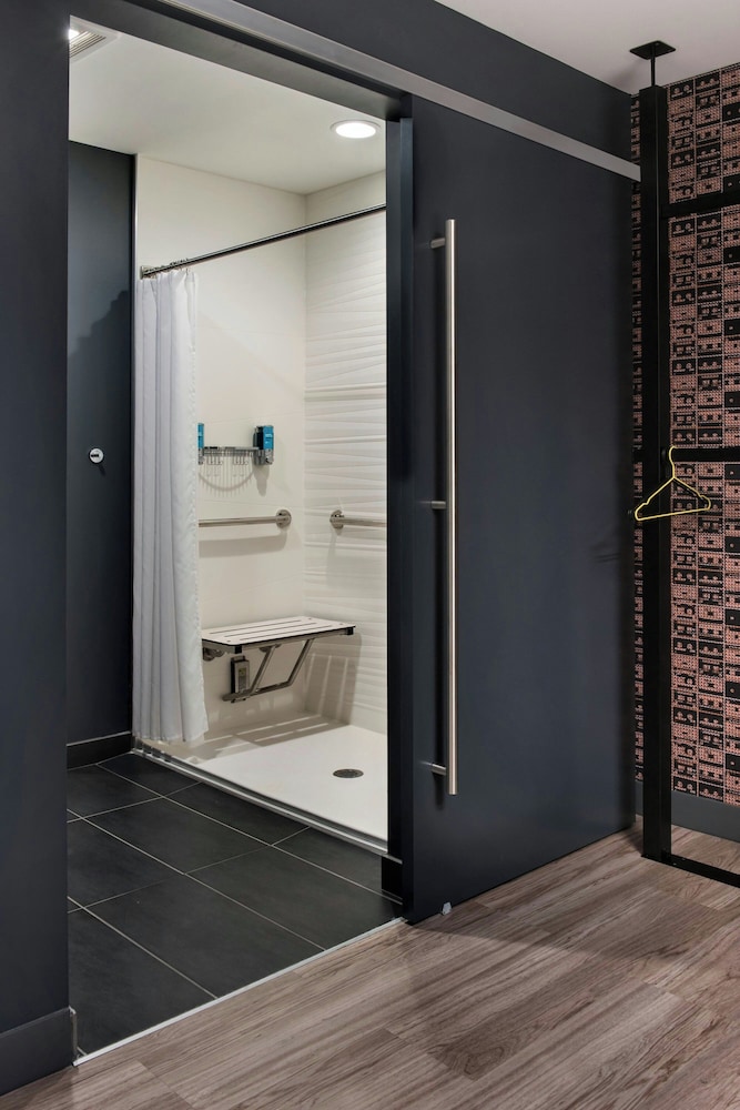 Suite, 1 King Bed (Mobility Accessible, Roll-in Shower) - Photo 3
