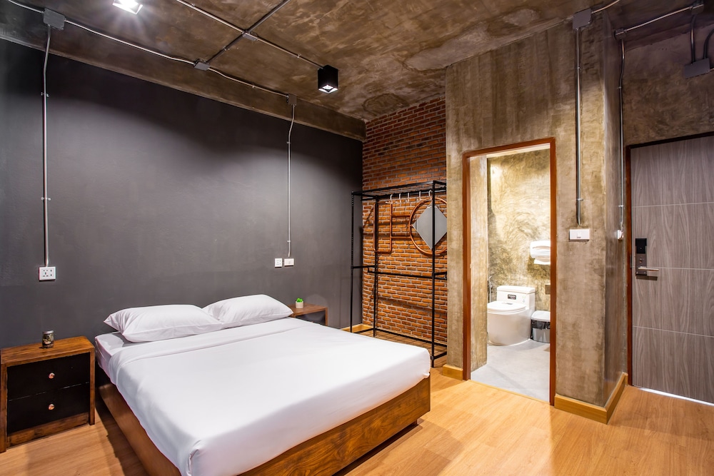 Deluxe Queen Bed with Privated Bathroom - Photo 5