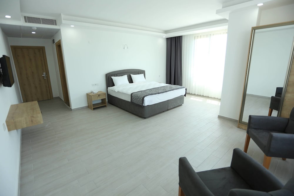 Deluxe Double Room, Partial Sea View photo 1