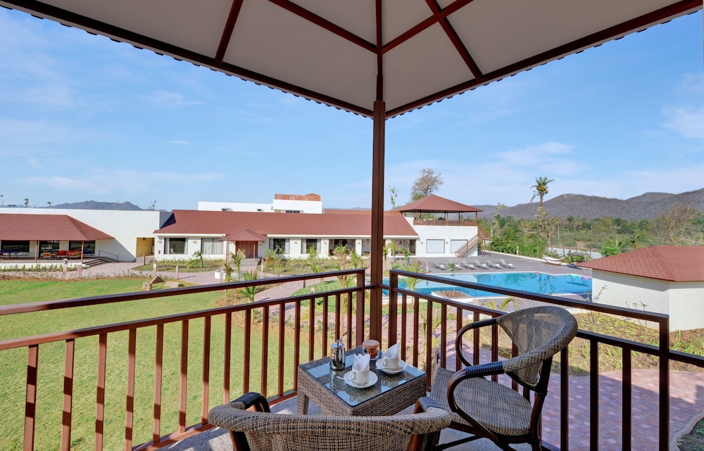 Deluxe (Winter Green Premium Cottage) - Photo 2