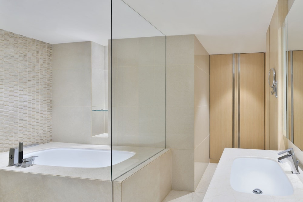 Club Suite, 1 King Bed, Lake View - Photo 4