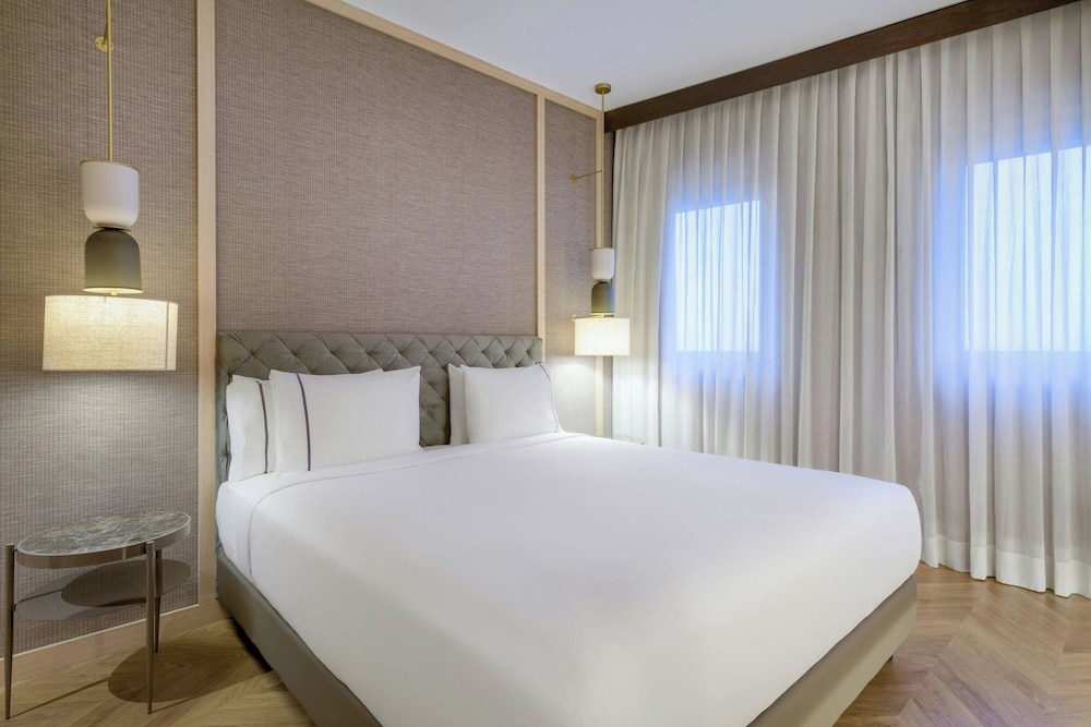 Superior Room, 1 King Bed thumbnail 5