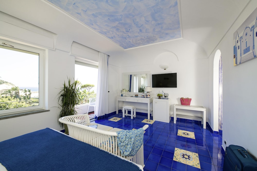 Superior Room, 1 King Bed, Balcony, Sea View