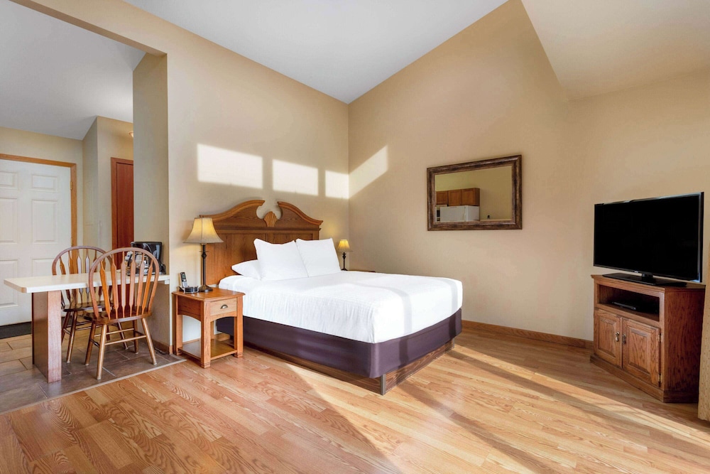 Studio Suite, 1 Queen Bed, Non Smoking - Photo 1