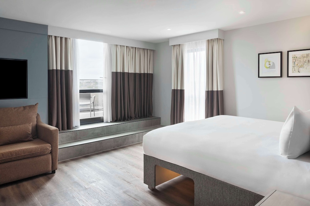 Standard Room, 1 King Bed, Balcony photo 2
